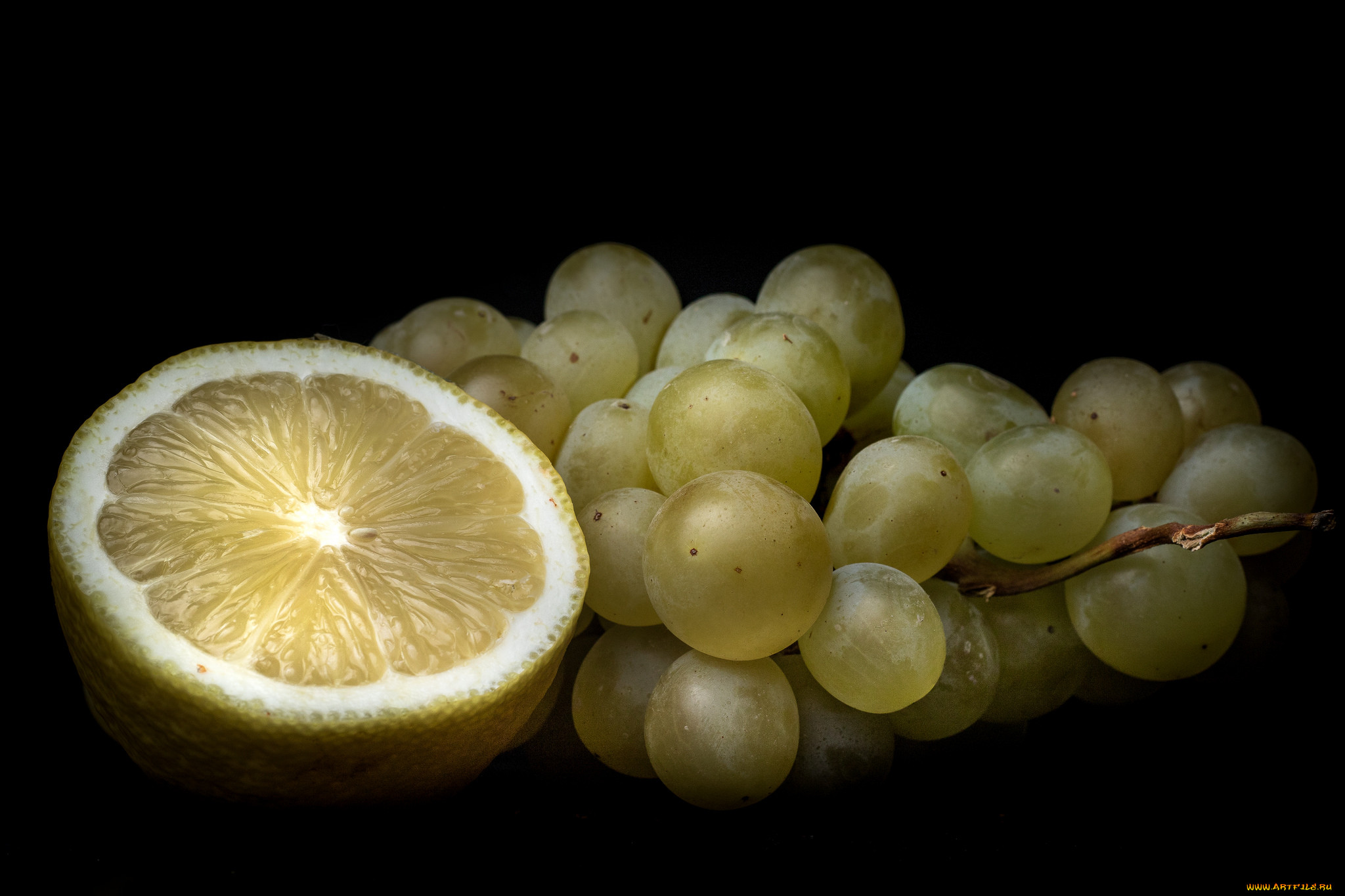Виноградно лимонного вина. Лимон и виноград. Лимонный виноград. Винограденкиъ лимона. Бруско виноград и лимон.